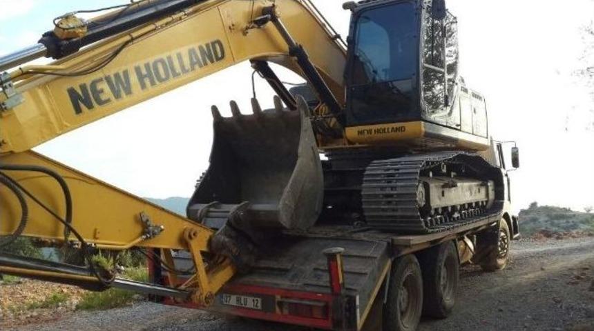 İş Makinesiyle Kaçak Kazı Yapan 5 Kişi, Suçüstü Yakalandı