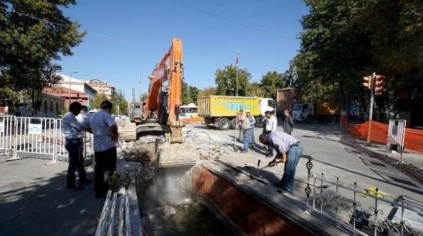 Atatürk Anıtı Önününde Menfez Köprü Yapımına Başlandı