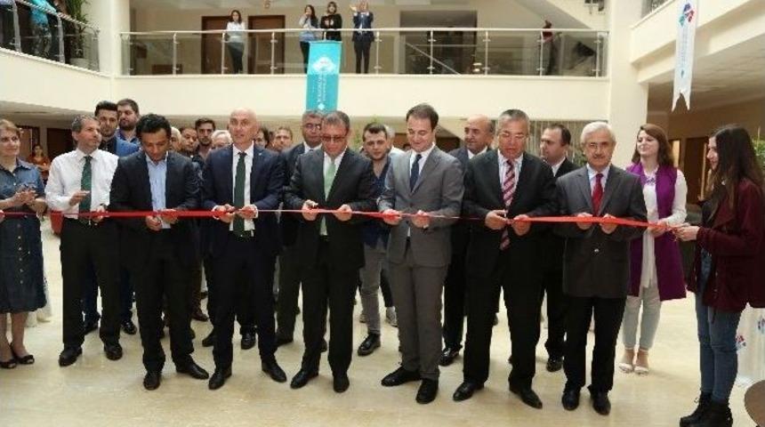 Hukuk Fakültesinde Modern Mahkeme Salonu