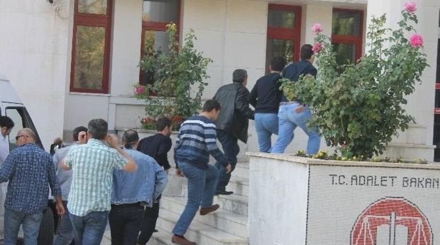 Fetö Operasyonunda Gözaltına Alınan 9 Öğretmen Adliyeye Sevk Edildi