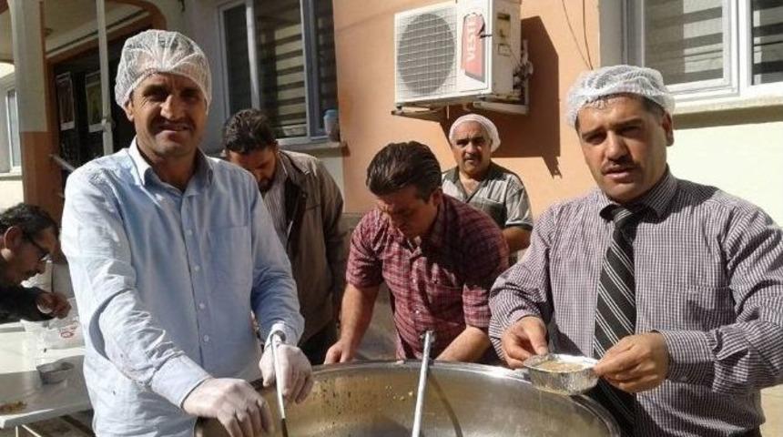 İspir M&uuml;ft&uuml;l&uuml;ğ&uuml; Vatandaşlara Aşure Dağıttı