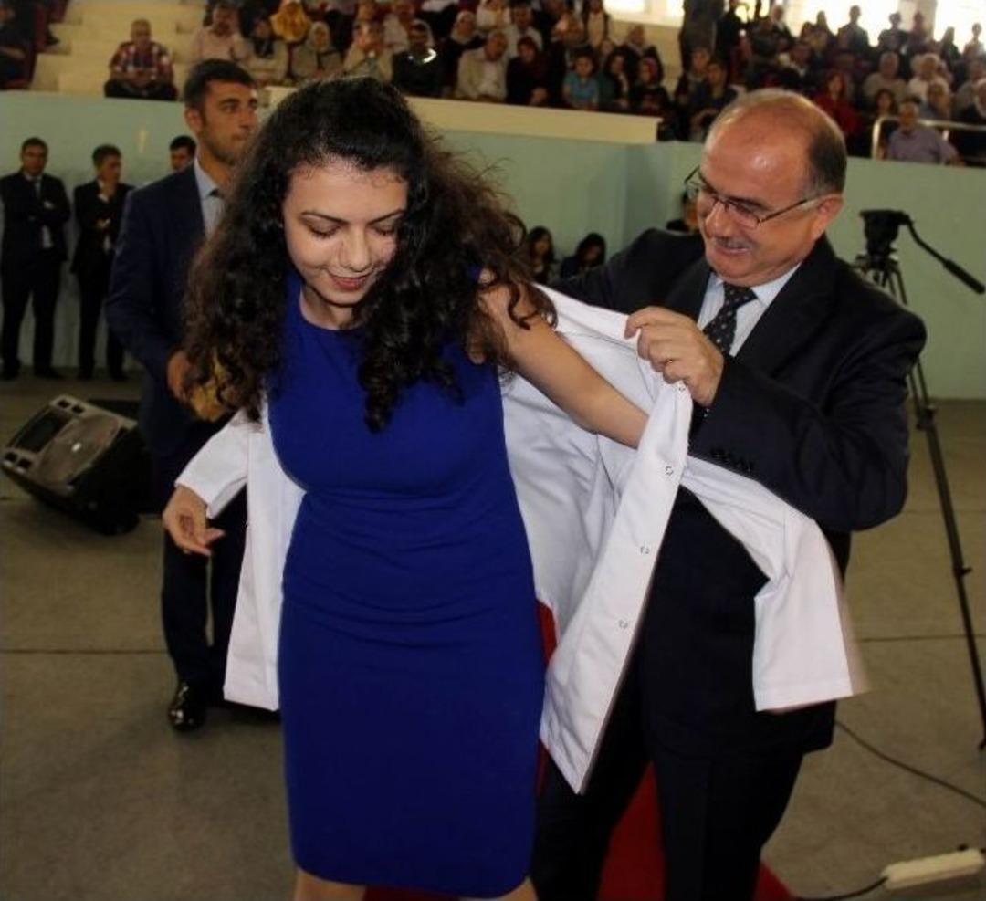 Er&uuml; Tıp Fak&uuml;ltesi Doktor Adayları &Ouml;nl&uuml;klerini Giydi