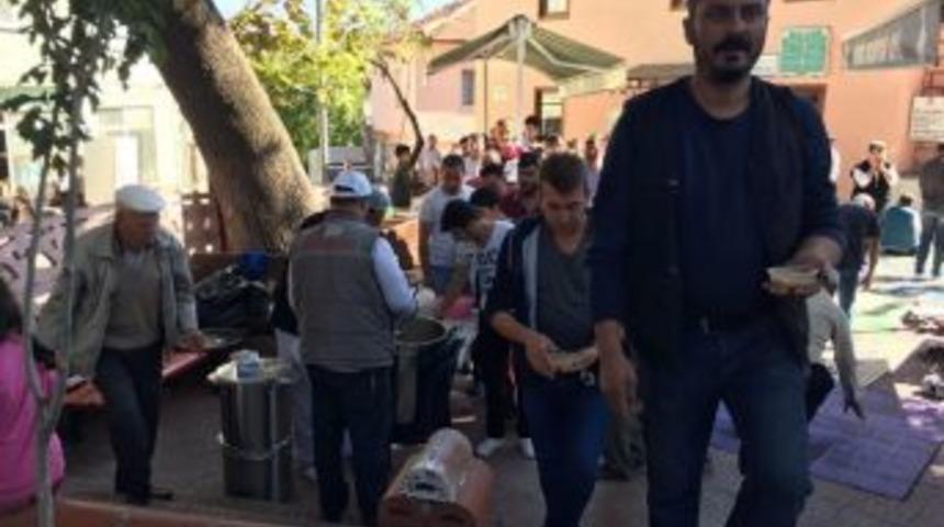 Şerifpaşa Camii Cemaati Aşure Dağıttı