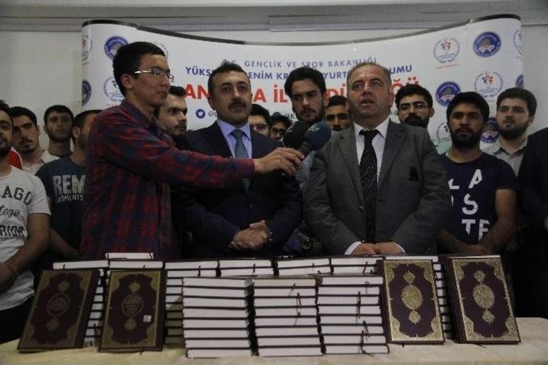 Diyanet Vakfı&rsquo;ndan Y&uuml;ksek&ouml;ğrenim &Ouml;ğrencilerine Kur&rsquo;an-ı Kerim