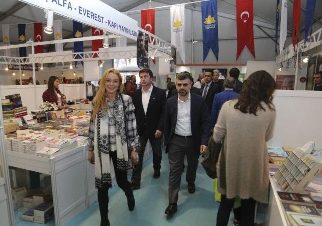 Lindsay Lohan Beyaz &Ouml;nl&uuml;k Giydi, M&uuml;lteci &Ccedil;ocuklarla İlgilendi