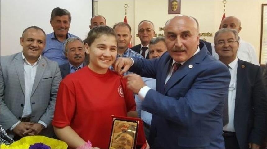 S&ouml;zen&rsquo;den Şampiyon Boks&ouml;re Altın