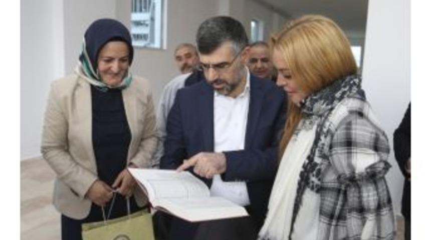 Kur&rsquo;an-ı Kerim Hediye Edilen Lindsay Lohan Duygusal Anlar Yaşadı