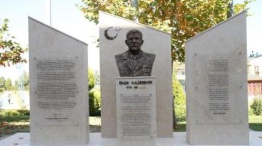 Pamukkale &Uuml;niversitesine Şehit &Ouml;mer Halisdemir&rsquo;in B&uuml;st&uuml; Dikildi