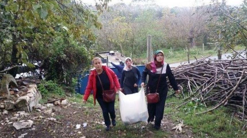 Ak Parti Ak&ccedil;akoca Kadın Kolları Yaşlıları Ziyaret Etti