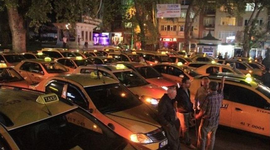 Taksiciler &Ouml;ld&uuml;r&uuml;len Arkadaşlarını Sessiz Protesto İle Andı