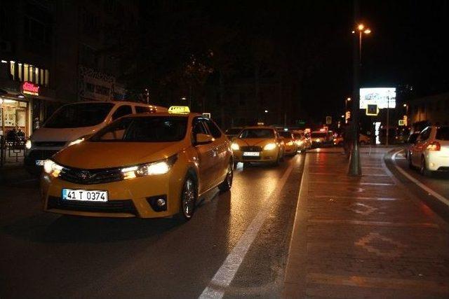 Taksiciler Öldürülen Arkadaşlarını Sessiz Protesto İle Andı