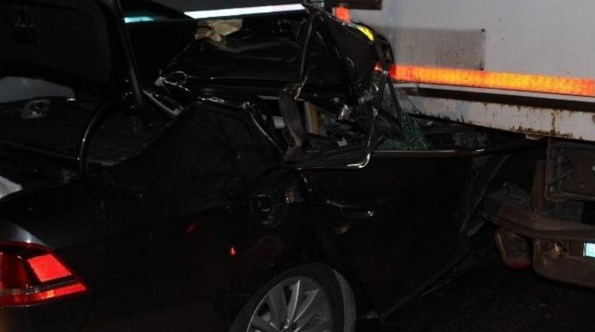 Afyonkarahisar&rsquo;da Otomobil Tır&rsquo;ın Altına Girdi: 1 &Ouml;l&uuml;, 2 Yaralı