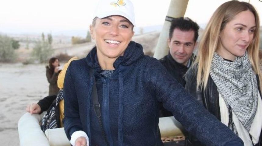 &Uuml;nl&uuml; Sunucu Burcu Esmersoy, Kapadokya&rsquo;da Balon Keyfi Yaptı