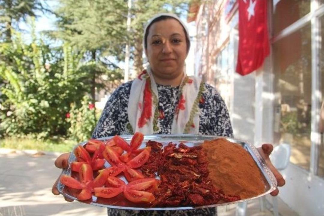 (&ouml;zel Haber) T&uuml;rkiye&rsquo;de Bir İlk, &Ccedil;ift&ccedil;i Kadınlar Domatesten Un Yaptı