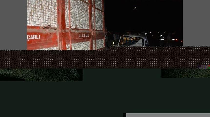 S&ouml;ke&rsquo;de Otomobil Pamuk Y&uuml;kl&uuml; R&ouml;morkun Altına Girdi: 2 Yaralı