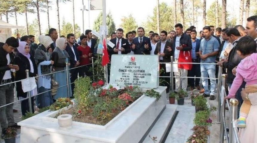 350 Gen&ccedil; &Ouml;mer Halisdemir&rsquo;in Mezarını Ziyaret Etti