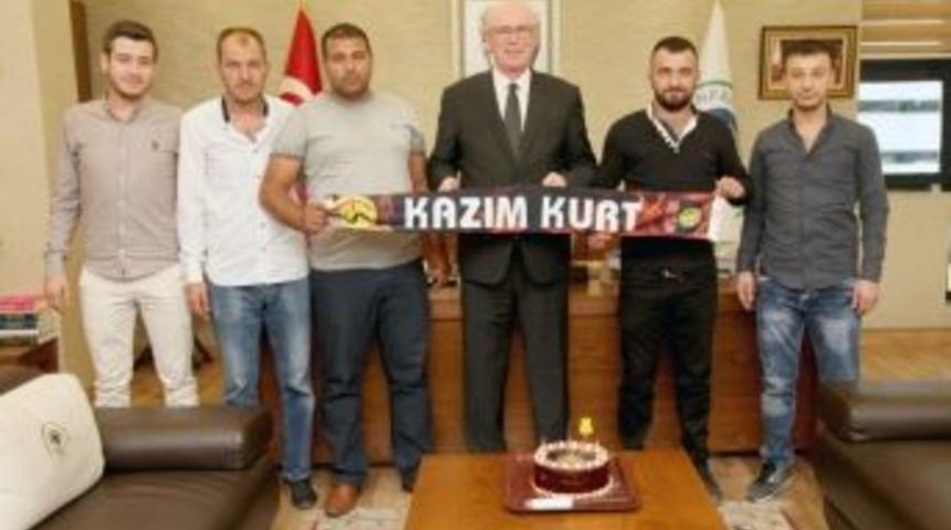 Efeler&rsquo;den Başkan Kurt&rsquo;a Doğum G&uuml;n&uuml; S&uuml;rprizi