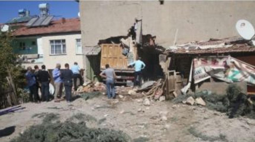 Freni Patlayan Kamyon Suriyelilerin Evine Daldı: 1 &Ouml;l&uuml;, 6 Yaralı