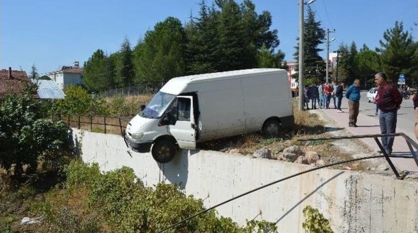 Niksar&rsquo;da Kaza Yapan Ara&ccedil; Duvarda Asılı Kaldı