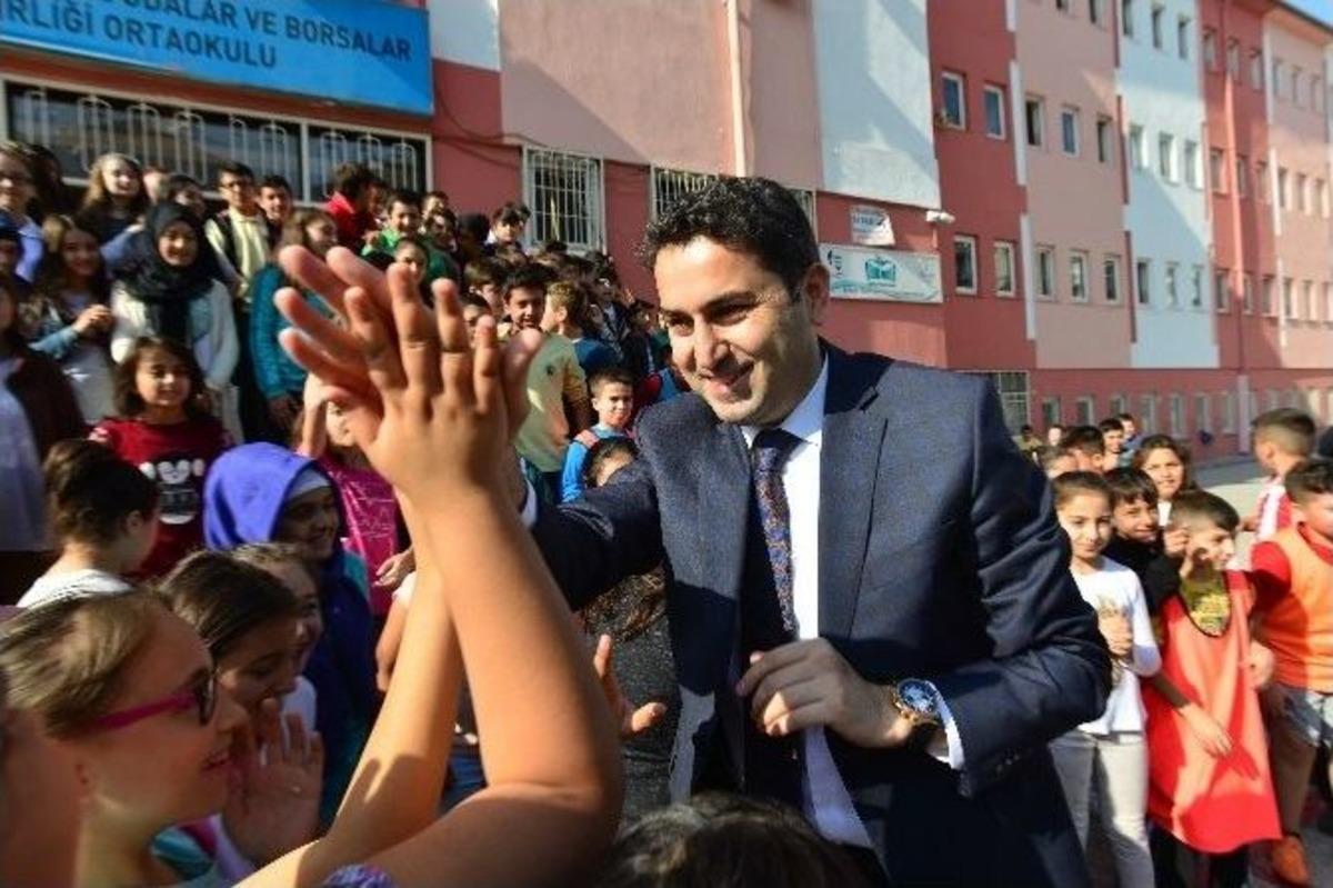 Başkan Eroğlu&rsquo;na &Ouml;ğrencilerden Sevgi Seli