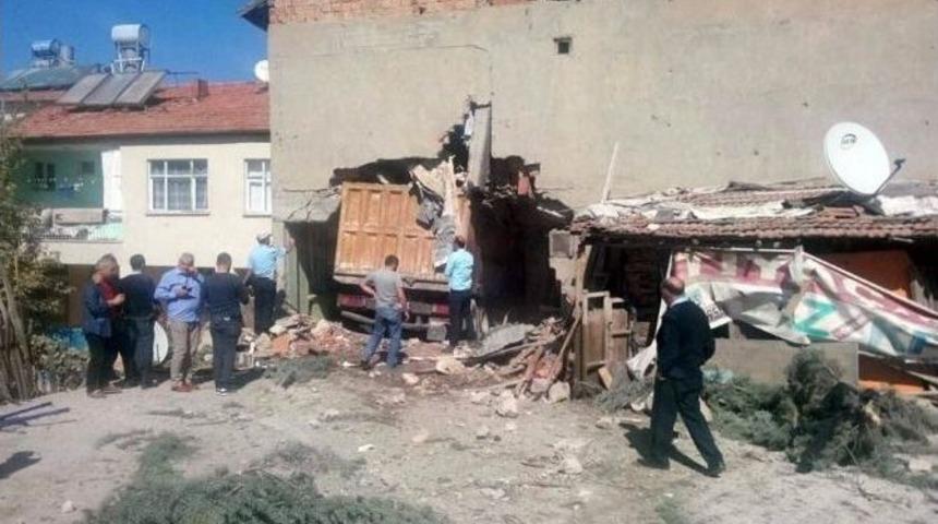 Malatya&rsquo;da Suriyelilerin Bulunduğu Eve Kamyon Girdi