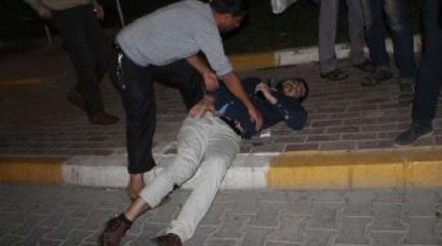 Motosiklet S&uuml;r&uuml;c&uuml;s&uuml;, &Ccedil;arptığı Suriyeli Genci Yolun Ortasında Bıraktı