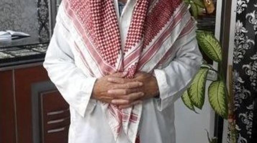 Eski Başkan Arap Şeyhi Kıyafetiyle Sokaklarda Gezdi