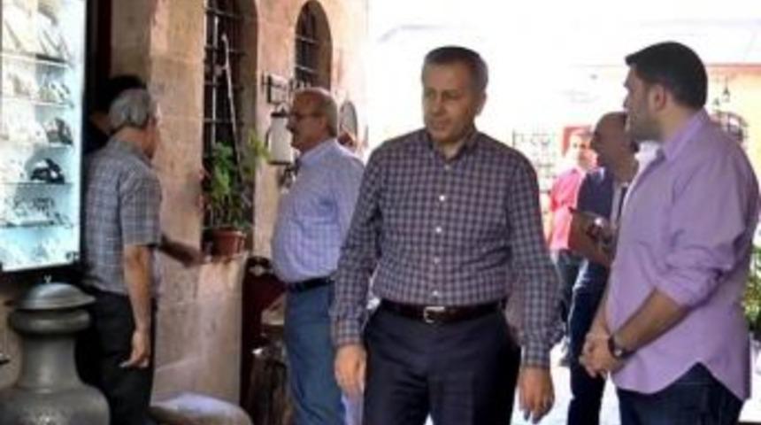 Valiler Tarihi Antep &Ccedil;arşısını Gezdi