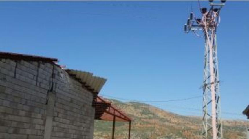 &Ccedil;atı Tamiri Yapan Kişi Elektrik Akımına Kapıldı