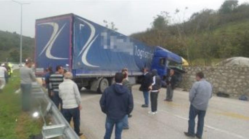 Kayganlaşan Yolda Kayan Tır, Yolu Trafiğe Kapattı