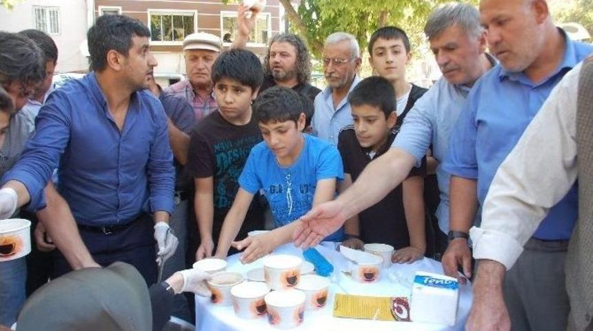 İkra Koleji Vatandaşlara Aşure Dağıttı