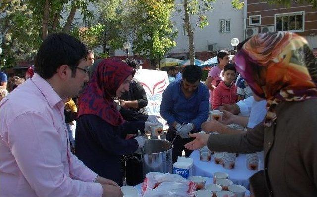 İkra Koleji Vatandaşlara Aşure Dağıttı