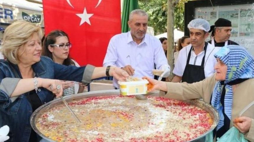 İki Pazarda 7 Bin Kişilik Aşure Dağıtıldı