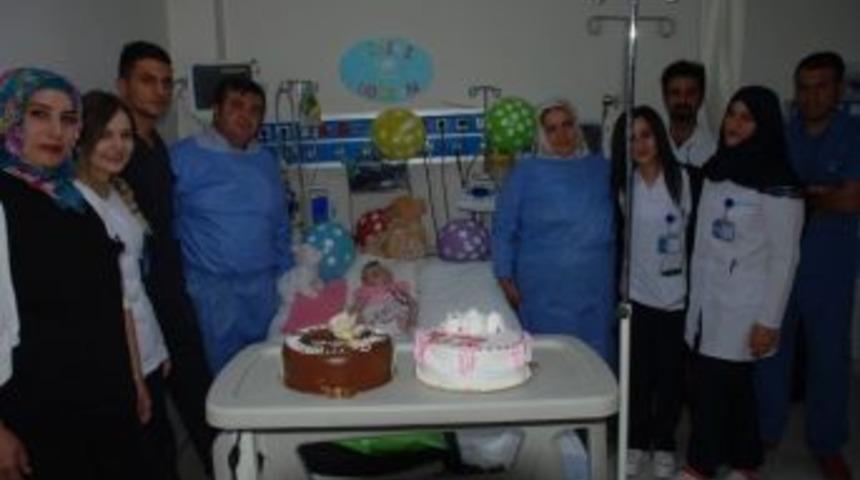 Elif Naz Bebek İlk Doğum G&uuml;n&uuml;n&uuml; Hastanede Kutladı