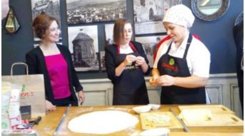 Şarkıcı Merve Özbey, Kayseri’de Mantı Açtı