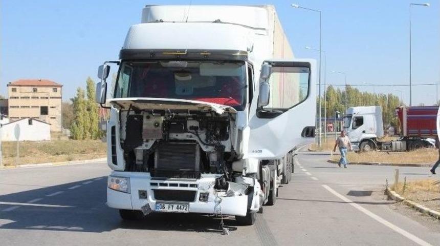 Sivas&rsquo;ta Tır İle Kamyonet &Ccedil;arpıştı: 1 Yaralı