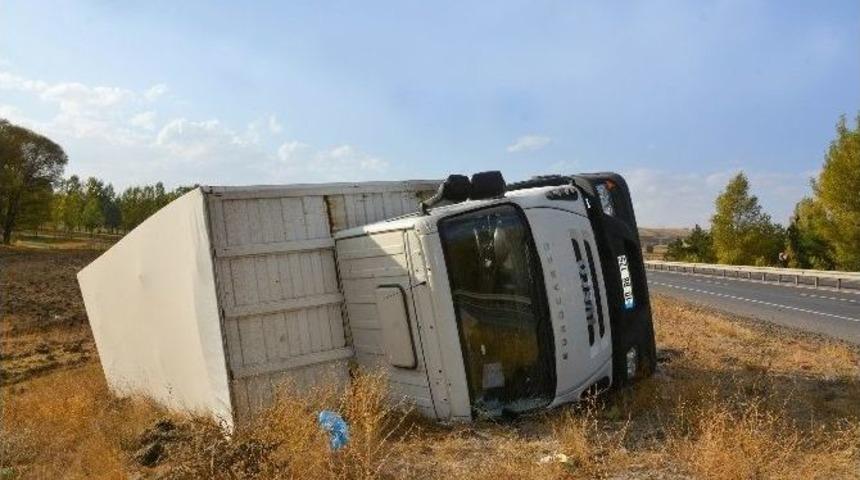 Sivas&rsquo;ta Mobilya Y&uuml;kl&uuml; Tır Devrildi: 1 Yaralı