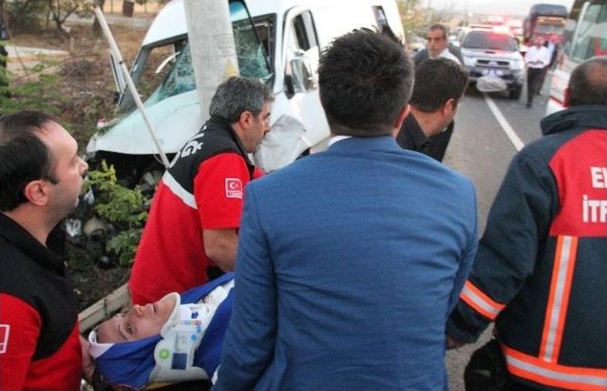 D&uuml;ğ&uuml;ne Giden Minib&uuml;se Otomobil &Ccedil;arptı: 15 Yaralı