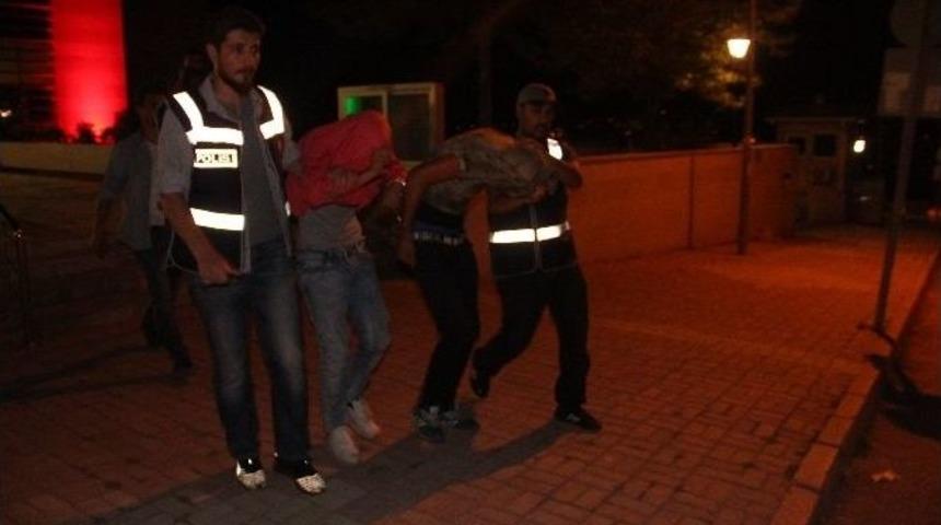 Kendilerine Polis S&uuml;s&uuml; Verip, Iraklı &Ouml;ğrenciyi Gasp Ettiler