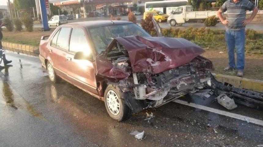 Otomobil, Kırmızı Işıkta Duran Minib&uuml;se &Ccedil;arptı