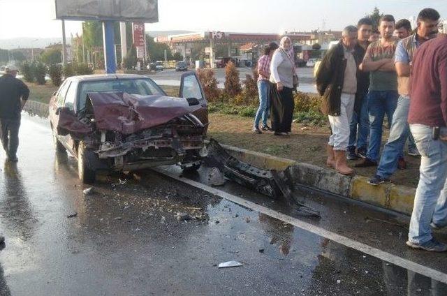 Otomobil, Kırmızı Işıkta Duran Minib&uuml;se &Ccedil;arptı 1