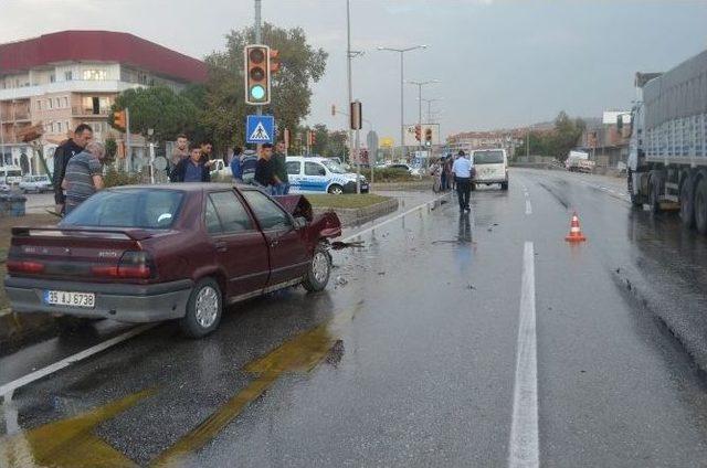 Otomobil, Kırmızı Işıkta Duran Minib&uuml;se &Ccedil;arptı 2