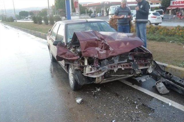 Otomobil, Kırmızı Işıkta Duran Minib&uuml;se &Ccedil;arptı 3