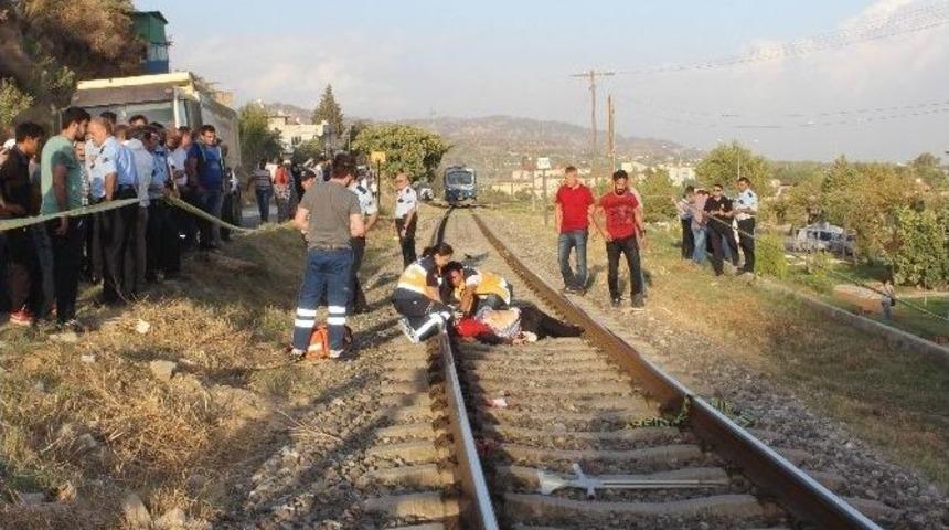 Trenin &Ouml;n&uuml;ne Yatan Yaşlı Şahıs Feci Şekilde Hayatına Son Verdi