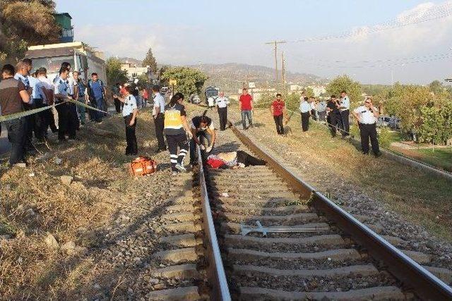 Trenin &Ouml;n&uuml;ne Yatan Yaşlı Şahıs Feci Şekilde Hayatına Son Verdi 1