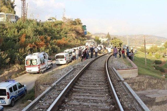 Trenin &Ouml;n&uuml;ne Yatan Yaşlı Şahıs Feci Şekilde Hayatına Son Verdi 2
