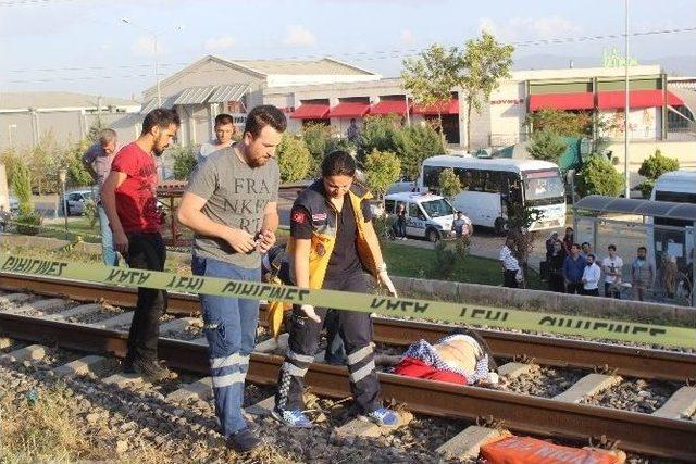 Trenin &Ouml;n&uuml;ne Yatan Yaşlı Şahıs Feci Şekilde Hayatına Son Verdi 3