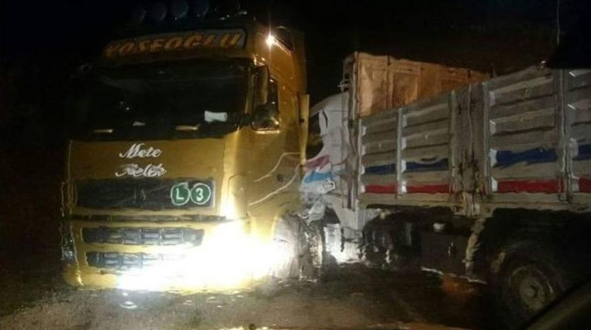 Kastamonu&rsquo;da Tır İle Kamyon &Ccedil;arpıştı: 1 Yaralı