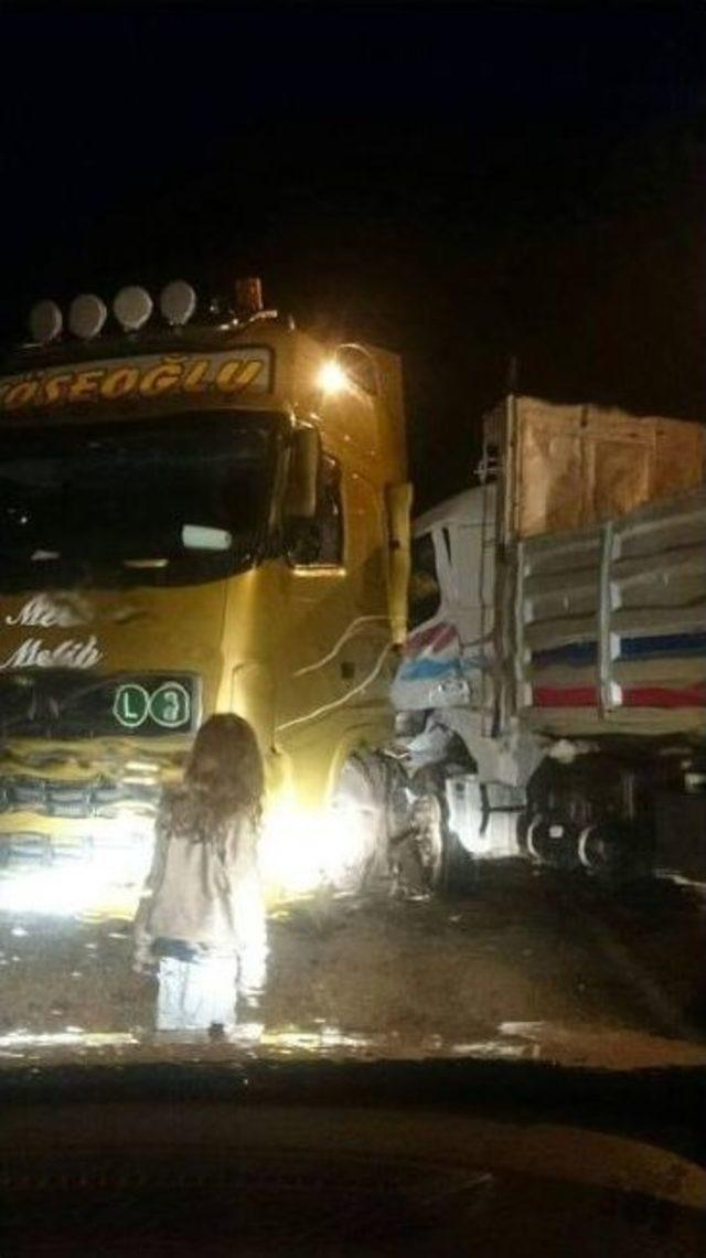 Kastamonu&rsquo;da Tır İle Kamyon &Ccedil;arpıştı: 1 Yaralı 1