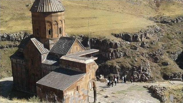 Vali Doğan, Turizm Bakanlığı Uzmanlarıyla Ani’de